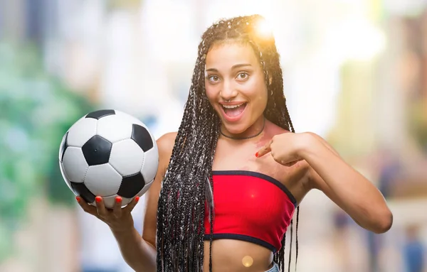 Молодой Афроамериканец Плетеными Волосами Родинкой Держит Футбольный Мяч Изолированном Фоне — стоковое фото