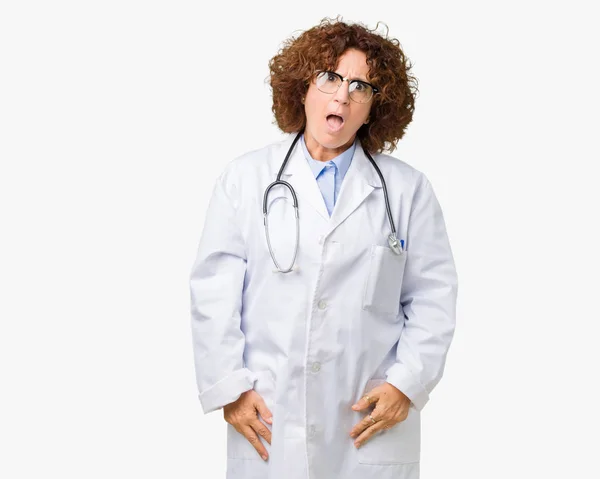 Médico Senior Mediana Edad Mujer Sobre Fondo Aislado Cara Choque — Foto de Stock