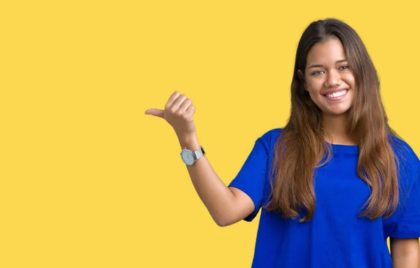 Jonge Mooie Brunette Vrouw Blauw Shirt Dragen Geïsoleerde Achtergrond Glimlachend — Stockfoto