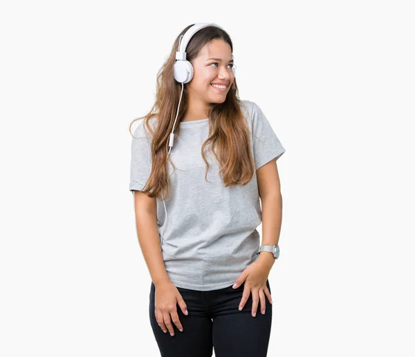 Mujer Hermosa Joven Con Auriculares Escuchando Música Sobre Fondo Aislado —  Fotos de Stock