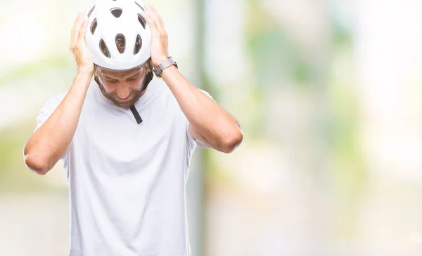 Pria Pengendara Sepeda Hispanik Yang Mengenakan Helm Pengaman Atas Latar — Stok Foto