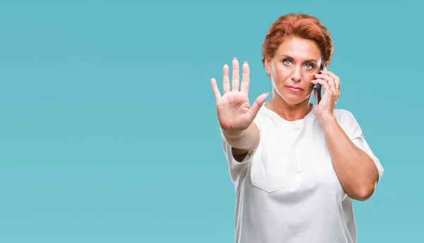 Στιβαρό Και Ανώτερος Καυκάσιος Κοκκινομάλλα Γυναίκα Μιλάμε Για Smartphone Πέρα — Φωτογραφία Αρχείου