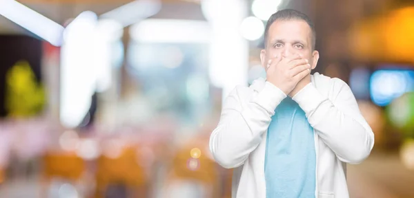 Średnim Wieku Emiraty Człowiek Nad Sobie Bluzę Białym Tle Szoku — Zdjęcie stockowe