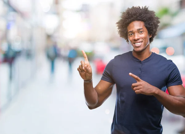 Hombre Afroamericano Sobre Fondo Aislado Sonriendo Mirando Cámara Apuntando Con — Foto de Stock