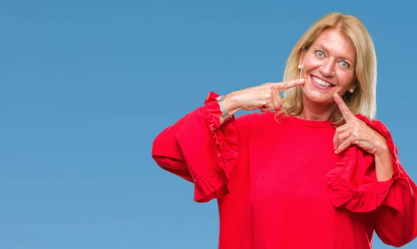 Donna Bionda Mezza Età Sfondo Isolato Sorridente Fiducioso Mostrando Indicando — Foto Stock