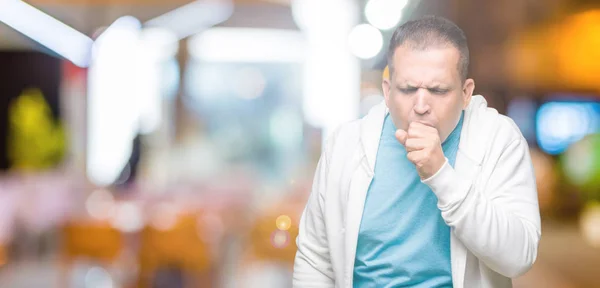 Hombre Árabe Mediana Edad Con Sudadera Sobre Fondo Aislado Sintiéndose — Foto de Stock