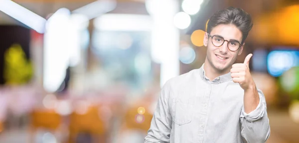 Mladý Pohledný Muž Nosí Brýle Izolované Pozadí Dělá Šťastné Palec — Stock fotografie
