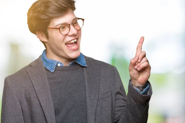 Junger Gutaussehender Geschäftsmann Mit Brille Vor Isoliertem Hintergrund Mit Einem — Stockfoto