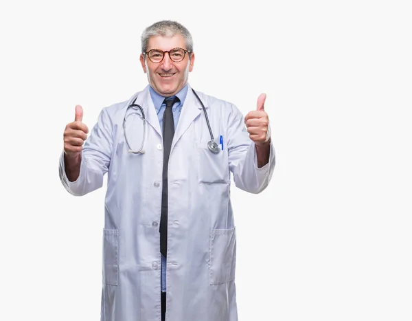 Bello Anziano Medico Uomo Sfondo Isolato Segno Successo Facendo Gesto — Foto Stock