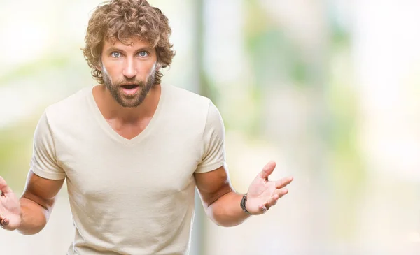 Bonito Homem Modelo Hispânico Sobre Fundo Isolado Com Medo Chocado — Fotografia de Stock