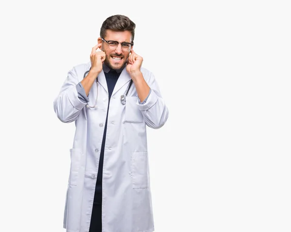 Joven Médico Guapo Sobre Fondo Aislado Cubriendo Las Orejas Con — Foto de Stock