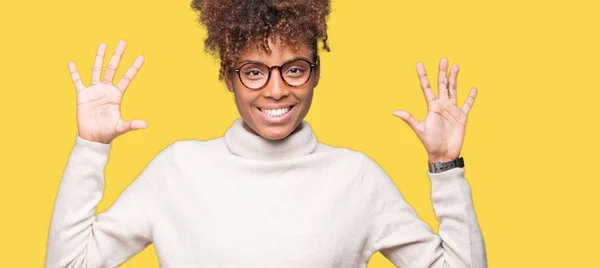 Krásné Mladé Afroamerické Ženy Nosí Brýle Izolované Pozadí Zobrazení Směřující — Stock fotografie