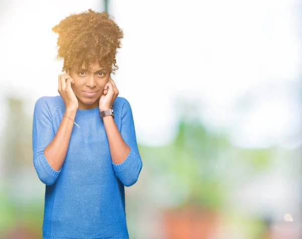 Güzel Genç Afro Amerikan Kadın Parmakları Ile Yüksek Sesle Müzik — Stok fotoğraf