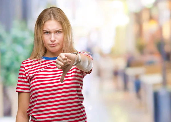 Mujer Caucásica Joven Sobre Fondo Aislado Mirando Infeliz Enojado Mostrando —  Fotos de Stock