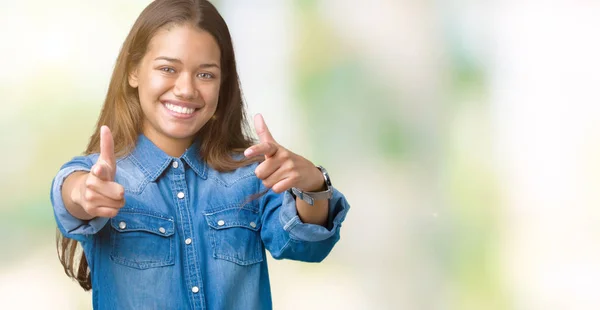 Młoda Piękna Kobieta Brunetka Sobie Niebieski Denim Koszula Białym Tle — Zdjęcie stockowe