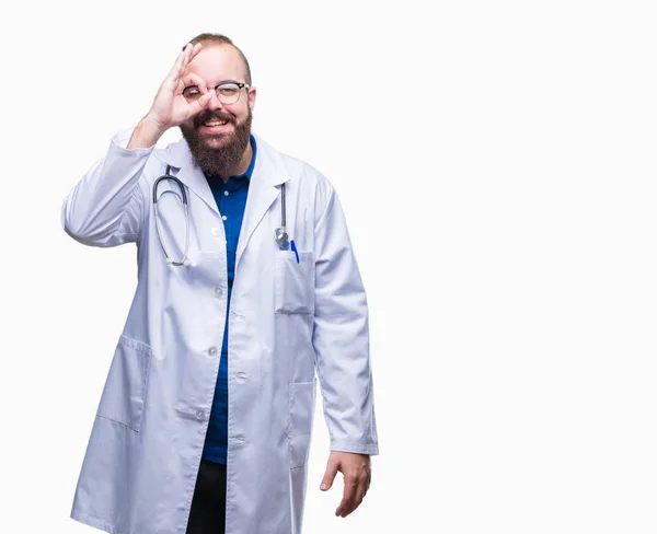 Joven Caucásico Doctor Hombre Usando Médico Blanco Capa Sobre Aislado —  Fotos de Stock