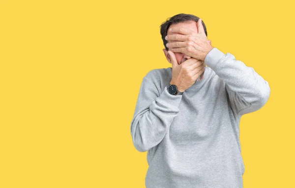 Hombre Mayor Guapo Mediana Edad Con Una Sudadera Sobre Fondo —  Fotos de Stock