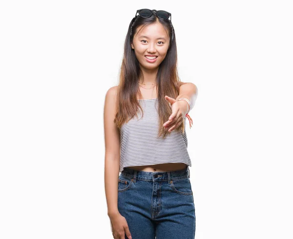 Junge Asiatische Frau Mit Sonnenbrille Über Isoliertem Hintergrund Lächelt Freundlich — Stockfoto