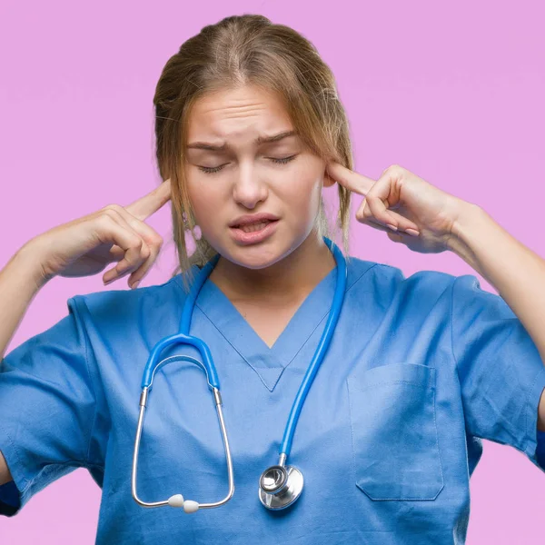 Giovane Donna Medico Caucasico Indossa Uniforme Chirurgo Sfondo Isolato Coprendo — Foto Stock