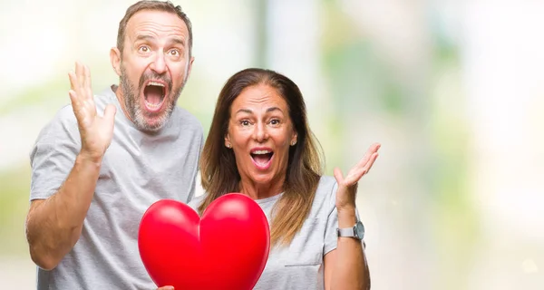 Pareja Informal Hispana Mediana Edad Enamorada Sosteniendo Corazón Rojo Sobre — Foto de Stock