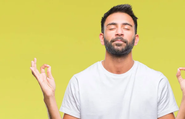 Hispánský Muže Izolované Pozadí Relaxovat Usmívající Očima Uzavřené Vede Meditační — Stock fotografie