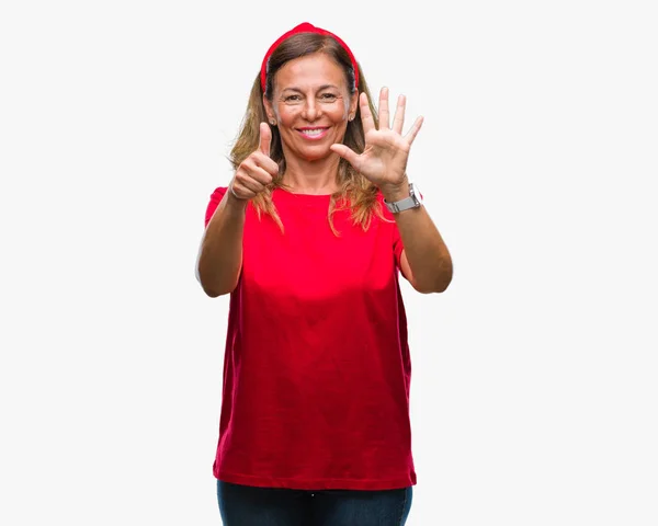 孤立した背景表示と指で上向きに中年年配のヒスパニック系女性ナンバー 自信を持って 幸せな笑みを浮かべて — ストック写真