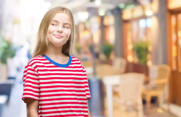 Giovane Bella Ragazza Sfondo Isolato Sorridente Guardando Lato Fissando Pensando — Foto Stock