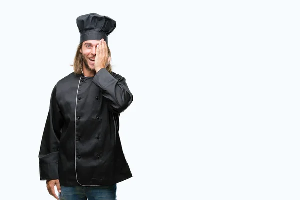 Joven Guapo Cocinero Con Pelo Largo Sobre Fondo Aislado Cubriendo —  Fotos de Stock