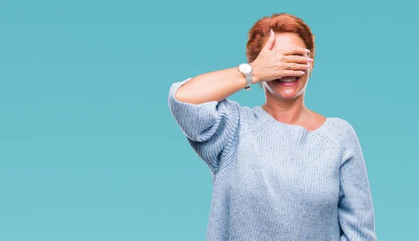 Atractiva Mujer Pelirroja Caucásica Mayor Con Suéter Invierno Sobre Fondo — Foto de Stock