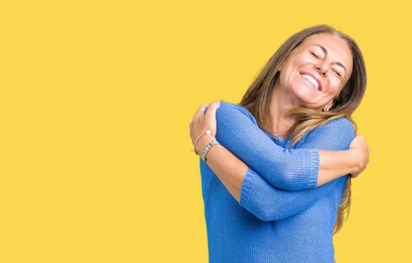 Kendini Mutlu Olumlu Sarılma Kendinden Emin Gülümseyen Arka Plan Üzerinde — Stok fotoğraf