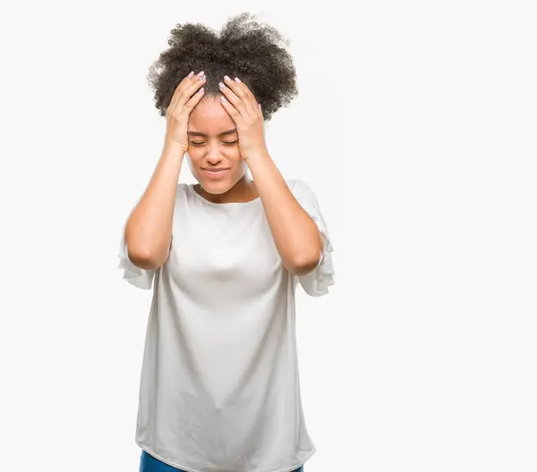 必死と強調した頭痛に苦しんで孤立の背景に若いアフロ アメリカ人女性の痛みと片頭痛 頭に手 — ストック写真