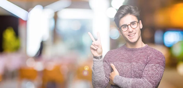 Joven Hombre Guapo Con Gafas Sobre Fondo Aislado Sonriendo Con — Foto de Stock