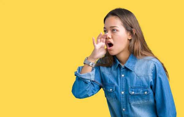 Joven Mujer Morena Hermosa Con Camisa Mezclilla Azul Sobre Fondo — Foto de Stock