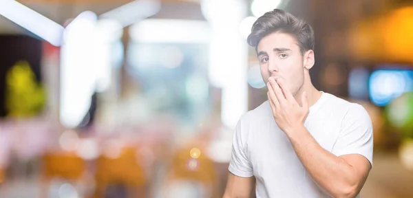 Joven Hombre Guapo Con Camiseta Blanca Sobre Fondo Aislado Aburrido —  Fotos de Stock