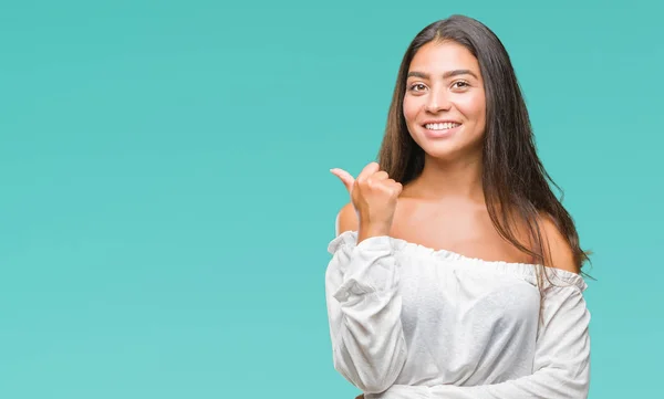 Jonge Mooie Arabische Vrouw Geïsoleerde Achtergrond Glimlachend Met Blij Gezicht — Stockfoto