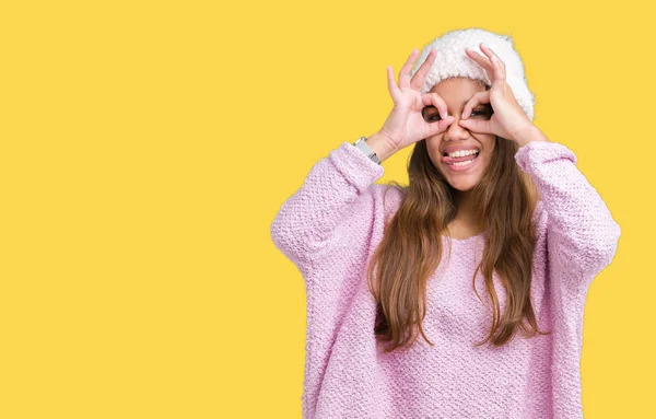 Joven Mujer Morena Hermosa Con Suéter Sombrero Invierno Sobre Fondo — Foto de Stock