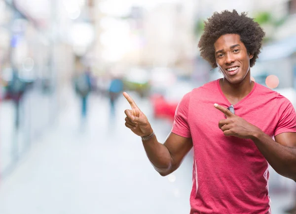 Afroamerikanischer Mann Über Isoliertem Hintergrund Lächelt Und Blickt Die Kamera — Stockfoto