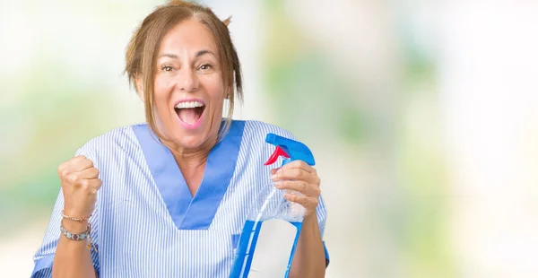 Mulher Mais Limpa Morena Meia Idade Vestindo Uniforme Doméstico Sobre — Fotografia de Stock