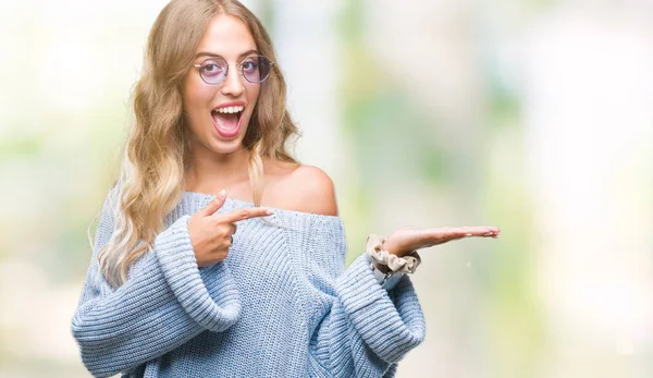 Schöne Junge Blonde Frau Mit Sonnenbrille Über Isoliertem Hintergrund Erstaunt — Stockfoto