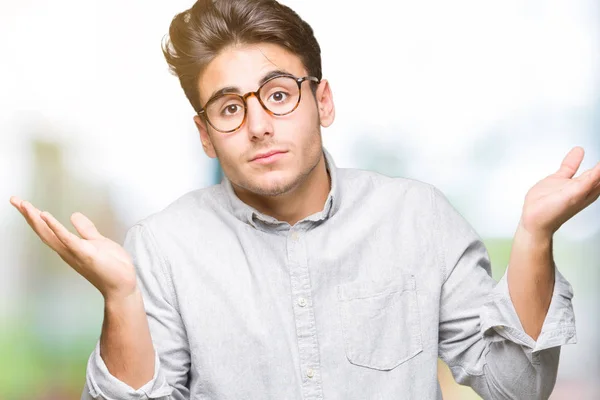 Homem Bonito Jovem Usando Óculos Sobre Fundo Isolado Expressão Indolente — Fotografia de Stock