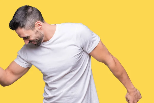 Hombre Guapo Vistiendo Camiseta Blanca Sobre Fondo Amarillo Aislado Bailando — Foto de Stock