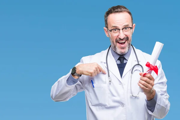 Idade Média Idoso Hoary Médico Homem Segurando Certificado Grau Sobre — Fotografia de Stock