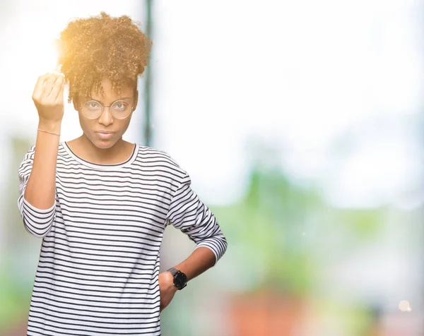 Güzel genç Afro-Amerikan kadın gözlük izole arka yapıyor İtalyan üzerinde el ve parmak emin ifadeyle jest