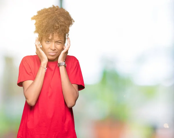 Linda Jovem Afro Americana Sobre Fundo Isolado Cobrindo Orelhas Com — Fotografia de Stock