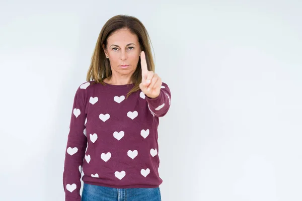 美丽的中年妇女穿着心脏毛衣在孤立的背景指向用手指和愤怒的表情 — 图库照片