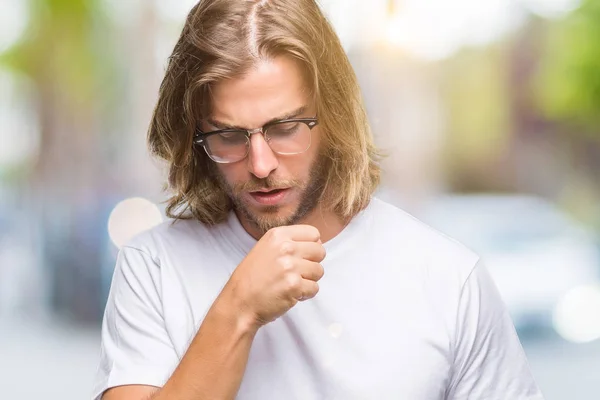 Mladý Pohledný Muž Dlouhými Vlasy Nosí Brýle Izolované Pozadí Pocit — Stock fotografie