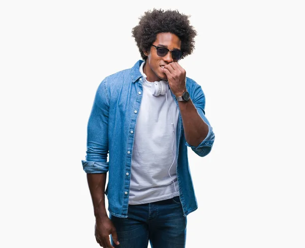 Homem Afro Americano Usando Fones Ouvido Ouvindo Música Sobre Fundo — Fotografia de Stock