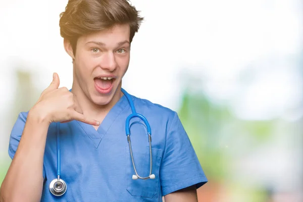 Giovane Medico Uniforme Medica Sfondo Isolato Sorridente Facendo Gesto Telefonico — Foto Stock