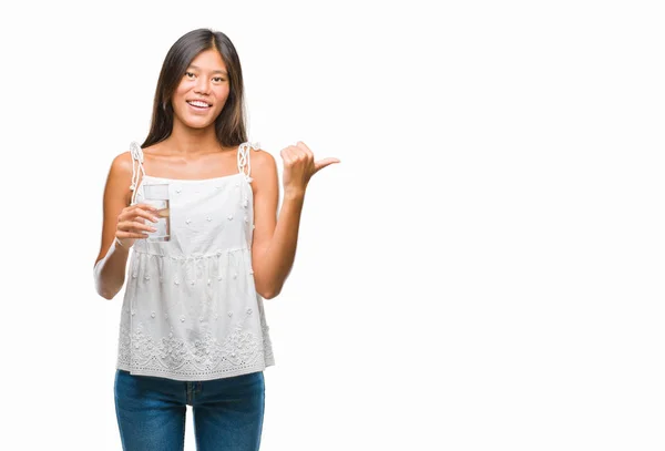 Joven Mujer Asiática Bebiendo Vaso Agua Sobre Fondo Aislado Señalando —  Fotos de Stock