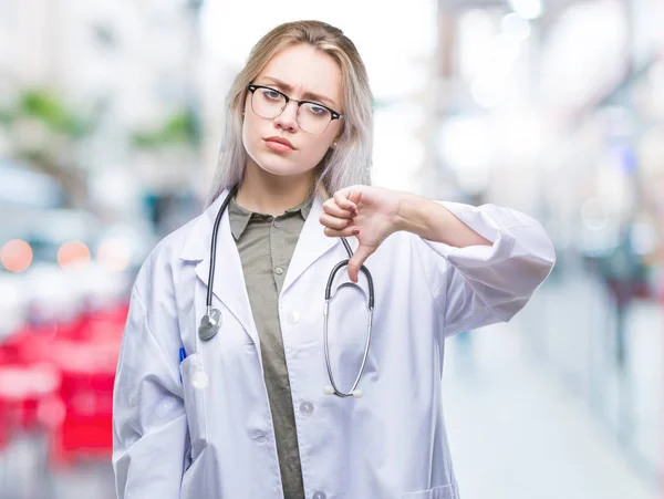 Genç Sarışın Doktor Kadın Yüzünden Mutsuz Kızgın Ret Gösterilen Başparmak — Stok fotoğraf